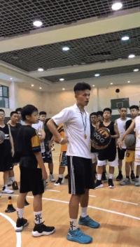 一分钟教你学会走位,每日学一招转身跳投