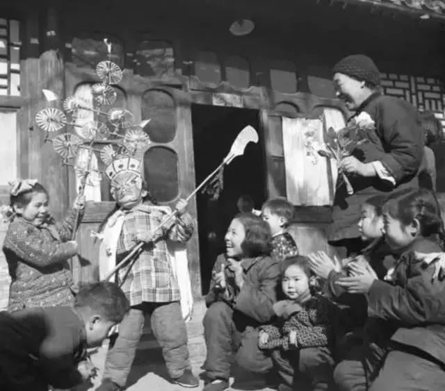 九张反映过年气氛的照片,百张罕见的过年老照片这才是年味