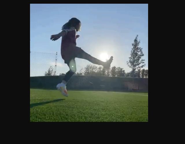 贝小七踢足球架势十足,贝家小七系鞋带图片