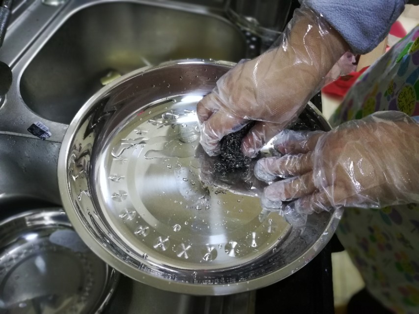 碗碟上的标签胶怎么去除,新碗盘上的标签如何清理