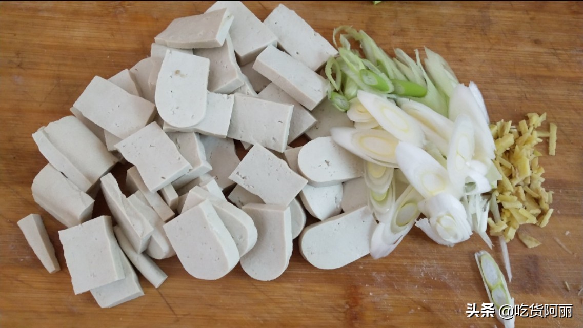 青椒炒豆腐家常做法非油炸,油炸肉炒豆腐的家常做法