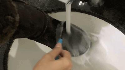 白鞋子脏了怎么洗简单,鞋子脏了别直接用清水洗