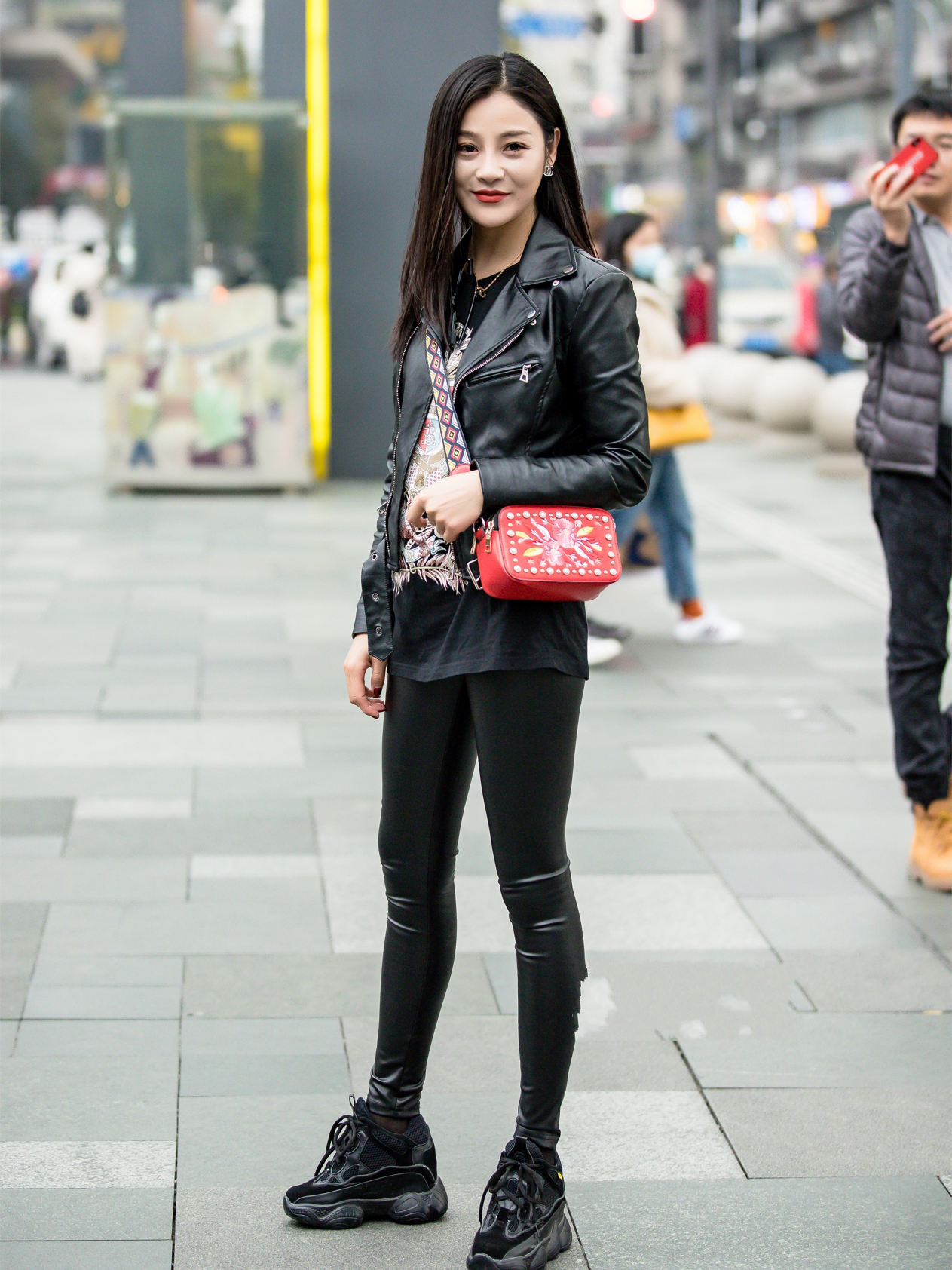 穿皮裤搭配什么上衣好看,皮裤搭配什么上衣才好看