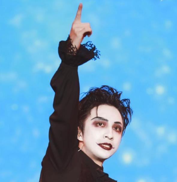 薛之谦假摔,薛之谦演唱会摔倒两脚朝天