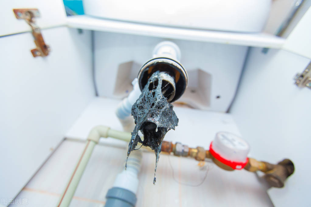 上厕所马桶堵了，师傅亲授抽水马桶堵塞疏通窍门，远离“爆缸”