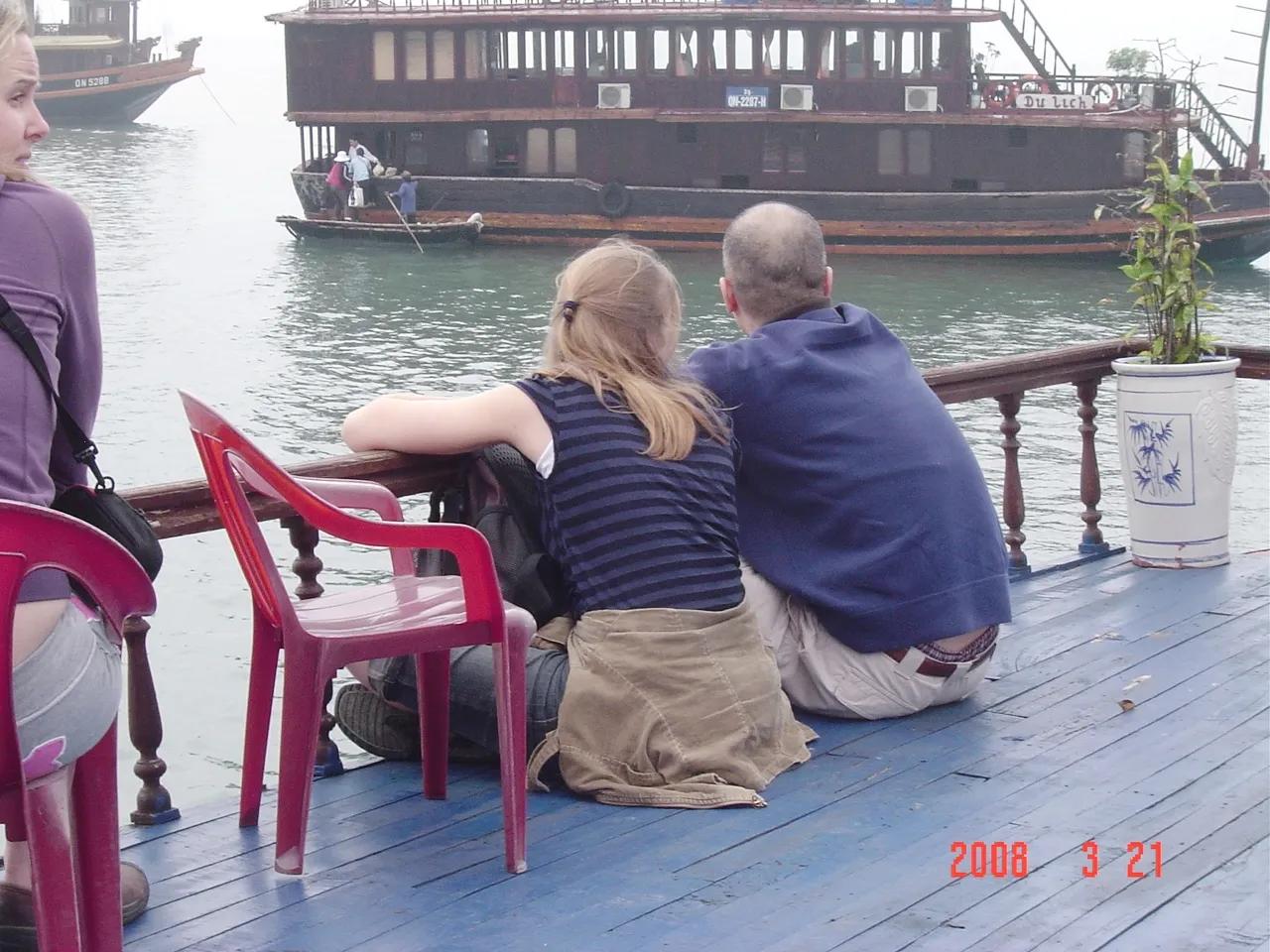 和欧美游客同船参加下龙湾一日游