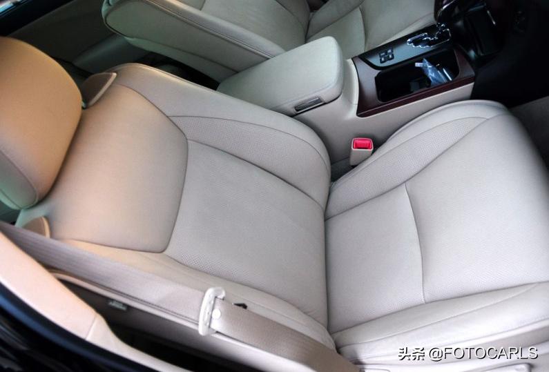 丰田皇冠4.3LSaloonVIP实拍，座椅上小喇叭叫高级，售价89.96万