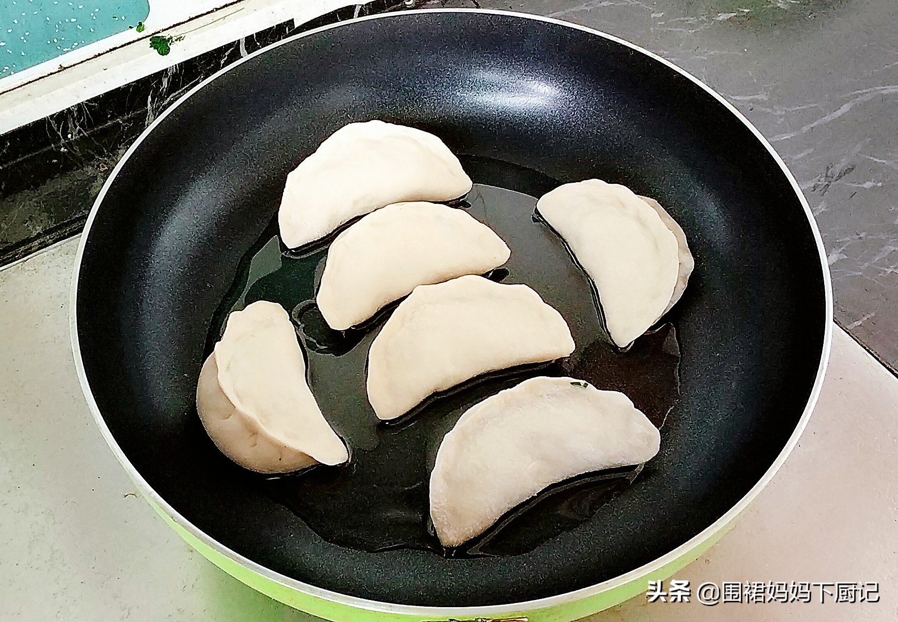 喜欢吃水煎包做不好？注意这2点，做出包子焦香酥脆、蓬松喧软