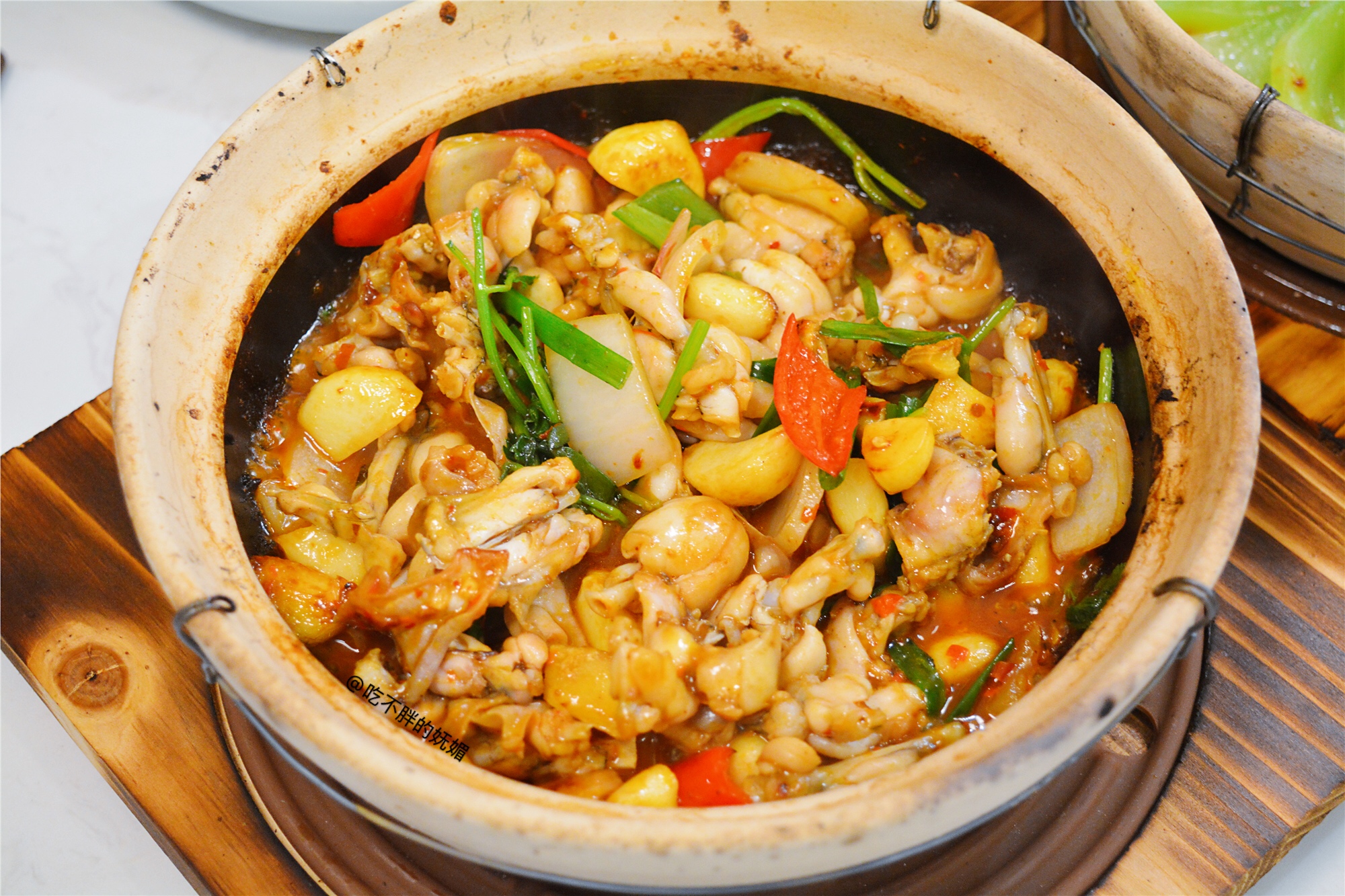 厨师拖着砂煲小跑上菜，这份200℃的广式沸腾，你不尝尝？