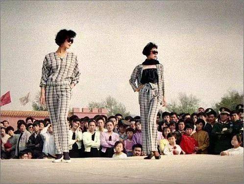 时尚潮流街拍2018年冬季,时尚就是一个轮回街拍