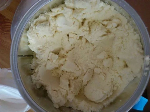 奶粉挂壁不溶解怎么办,奶粉好像冲不化很多颗粒挂壁