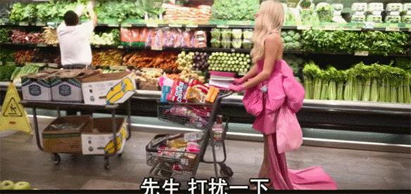 又开始炫富了？她的人生只剩下钱了