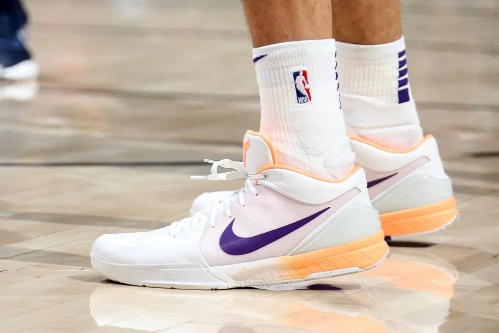 布克总决赛上脚球鞋,2021nba总决赛布克穿的球鞋