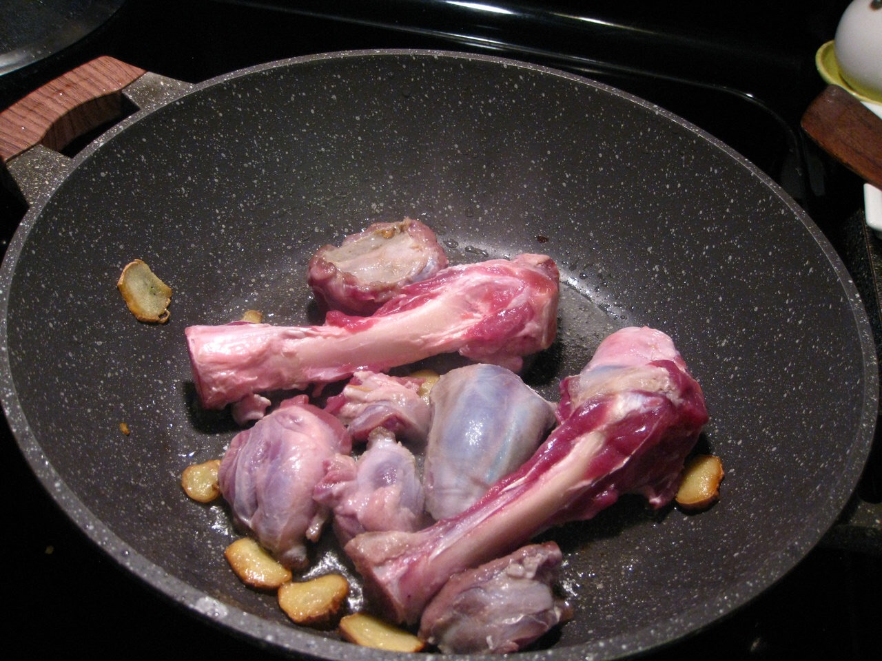 炖羊汤放什么料好喝,炖羊汤怎样汤白没膻味放什么大料