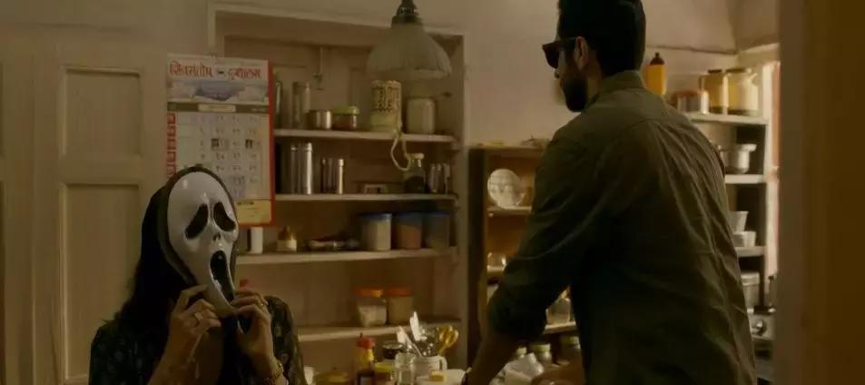 装瞎误闯凶案现场，憋尿看完怒打五星