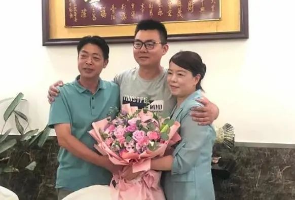 姚威为什么毫不犹豫离开养母一家,姚威现在跟亲生父母在一起生活吗