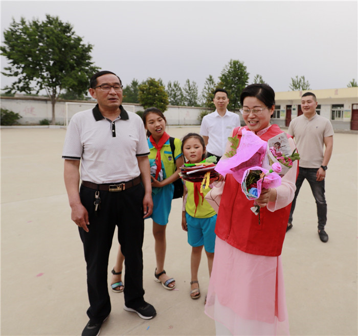 六一儿童节献爱心慰问活动,关爱困境儿童六一慰问暖童心