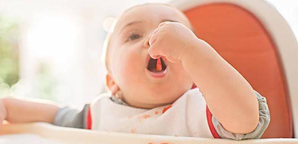 孩子老追着喂饭,孩子不爱吃饭追着孩子喂饭