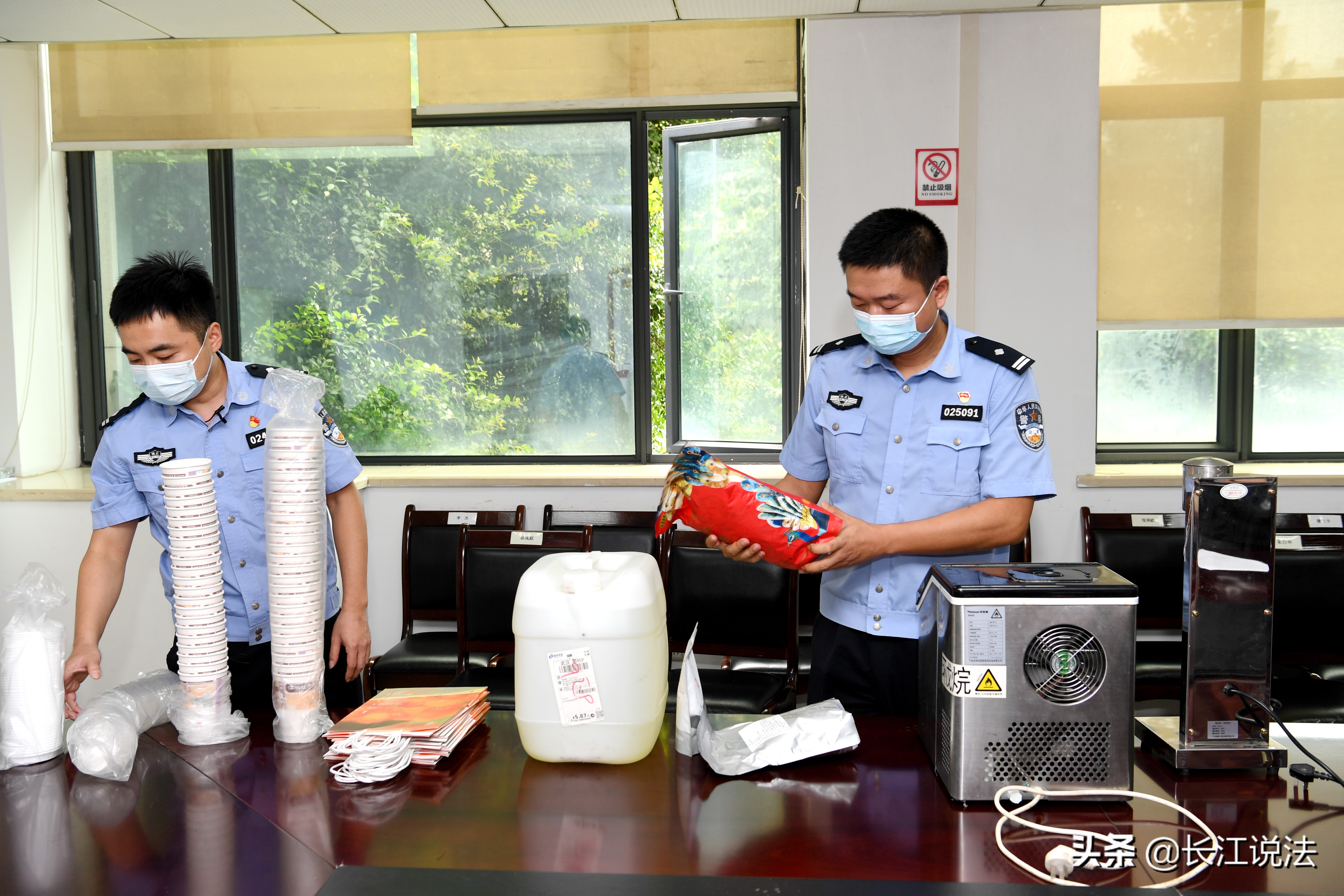 涉嫌虚假宣传网红奶茶店被罚45万,两男子售假网红奶茶被拘