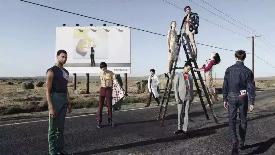 他十多年前设计的外套可以卖到33万，如今仍然享誉世界