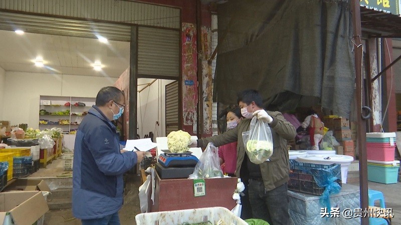 「众志成城抗疫情」安龙：驻村第一书记变身“跑腿哥”