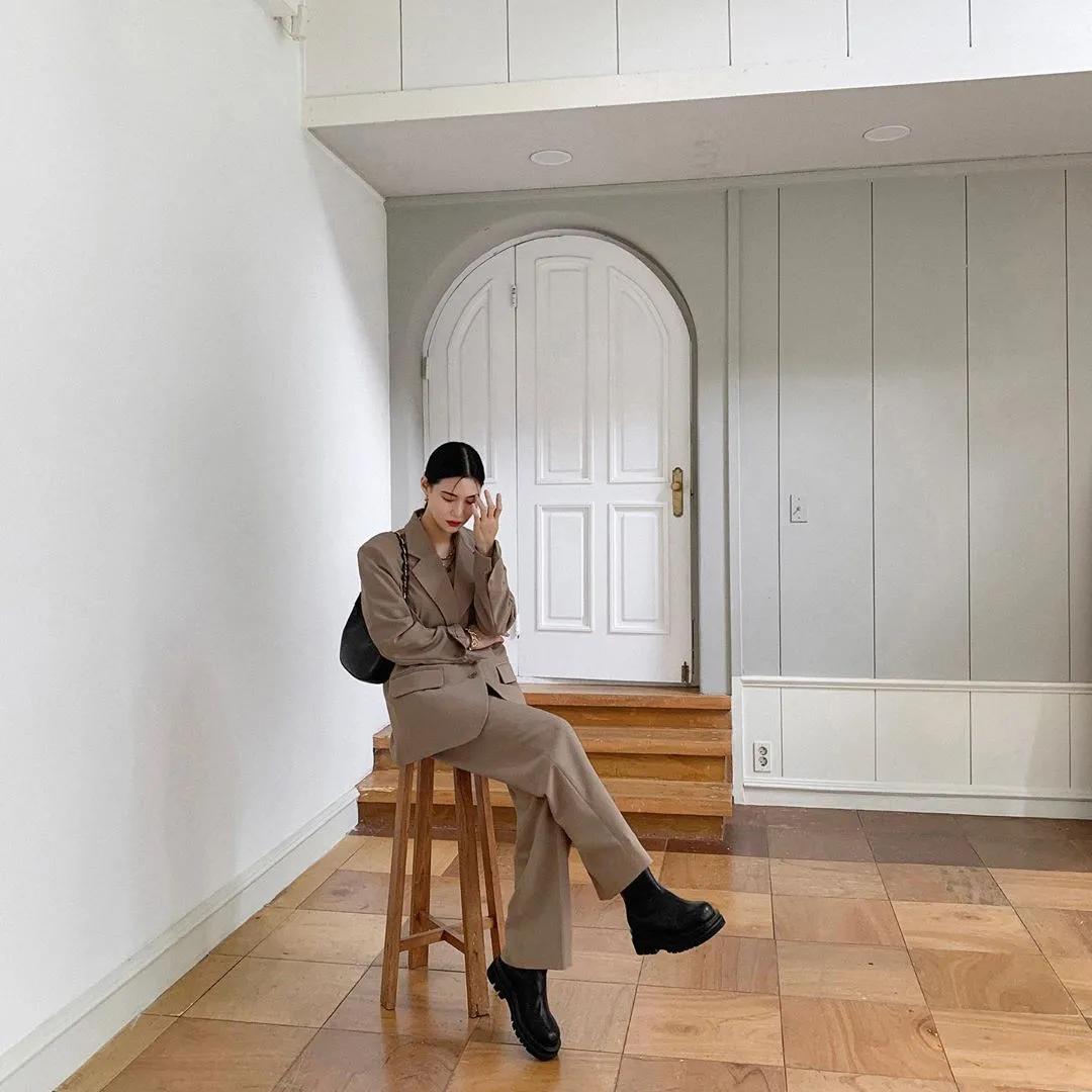 结婚当天新娘两套礼服怎么穿,参加婚礼怎么穿比新娘好看