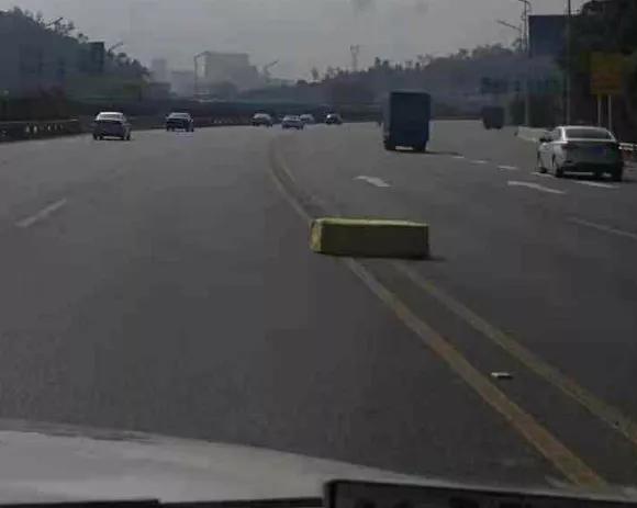 高速上撞到障碍物我应该找谁赔,高速上前方突然有障碍物