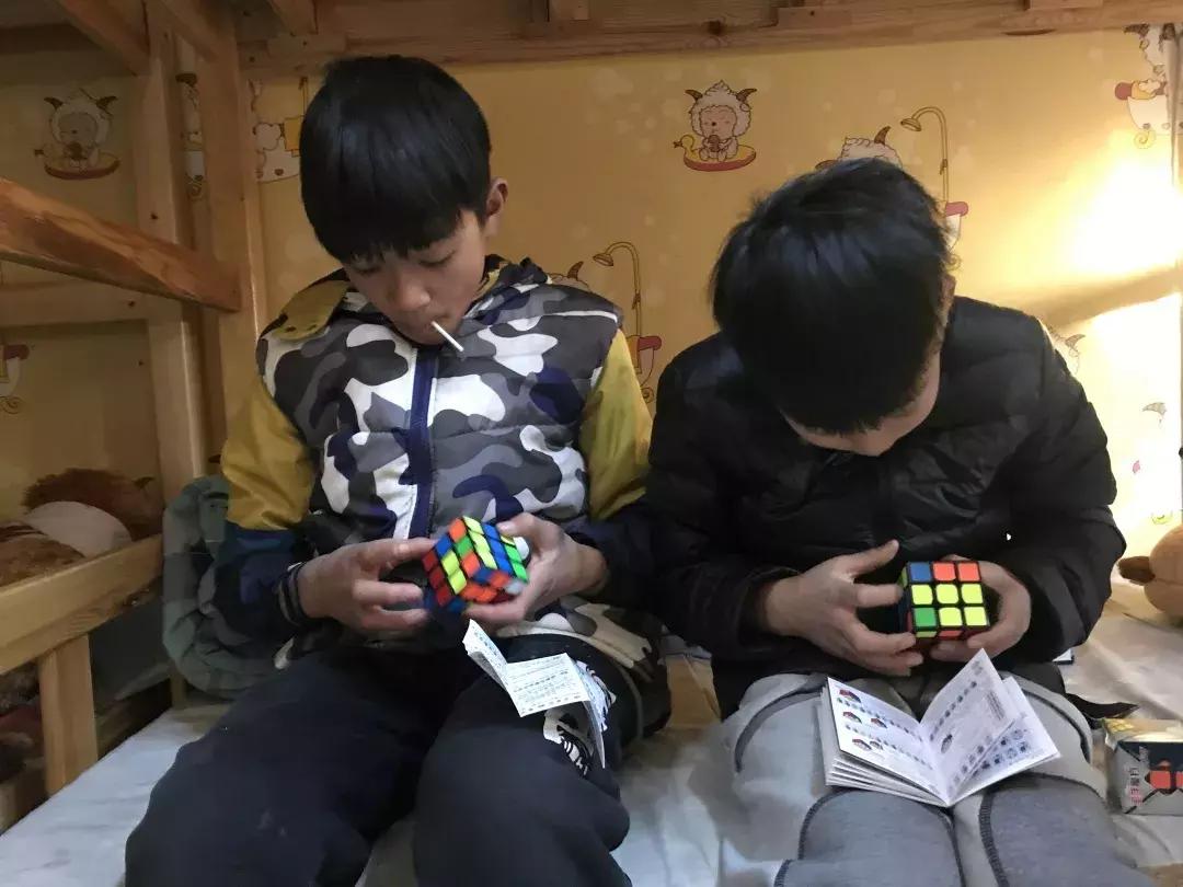 给孩子的第一节动画魔方课,小朋友学的魔方课