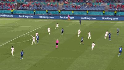 433曼奇尼阵型,曼奇尼中场非对称防线