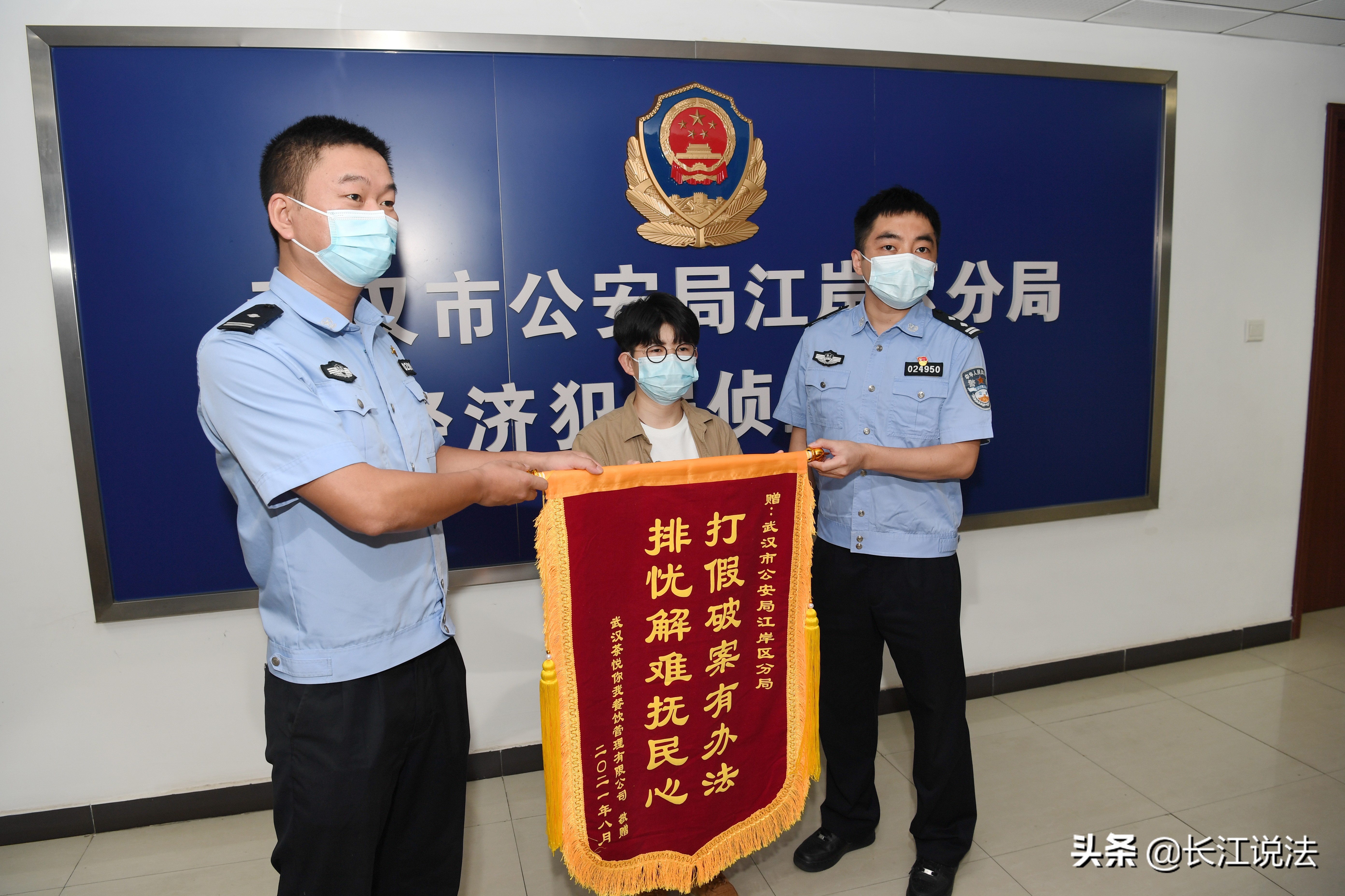 涉嫌虚假宣传网红奶茶店被罚45万,两男子售假网红奶茶被拘