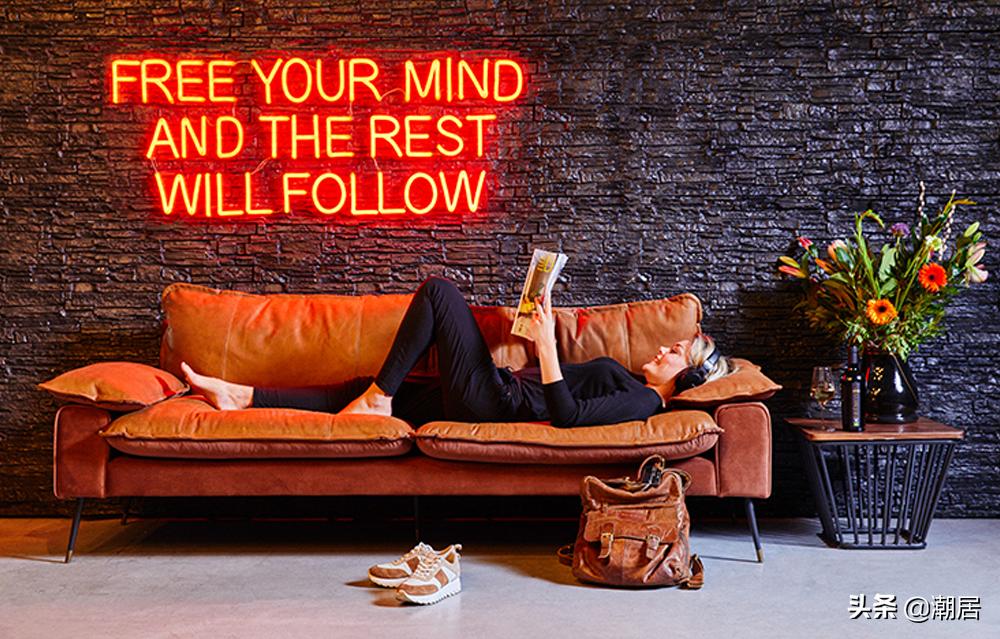 不想客厅太过平凡？黑棕色的家具搭配，让高级的复古感油然而生