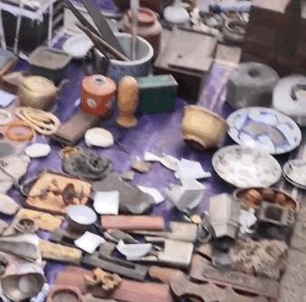 狗狗冲撞古玩摊，撞碎3只瓷器，主人：狗赔给你