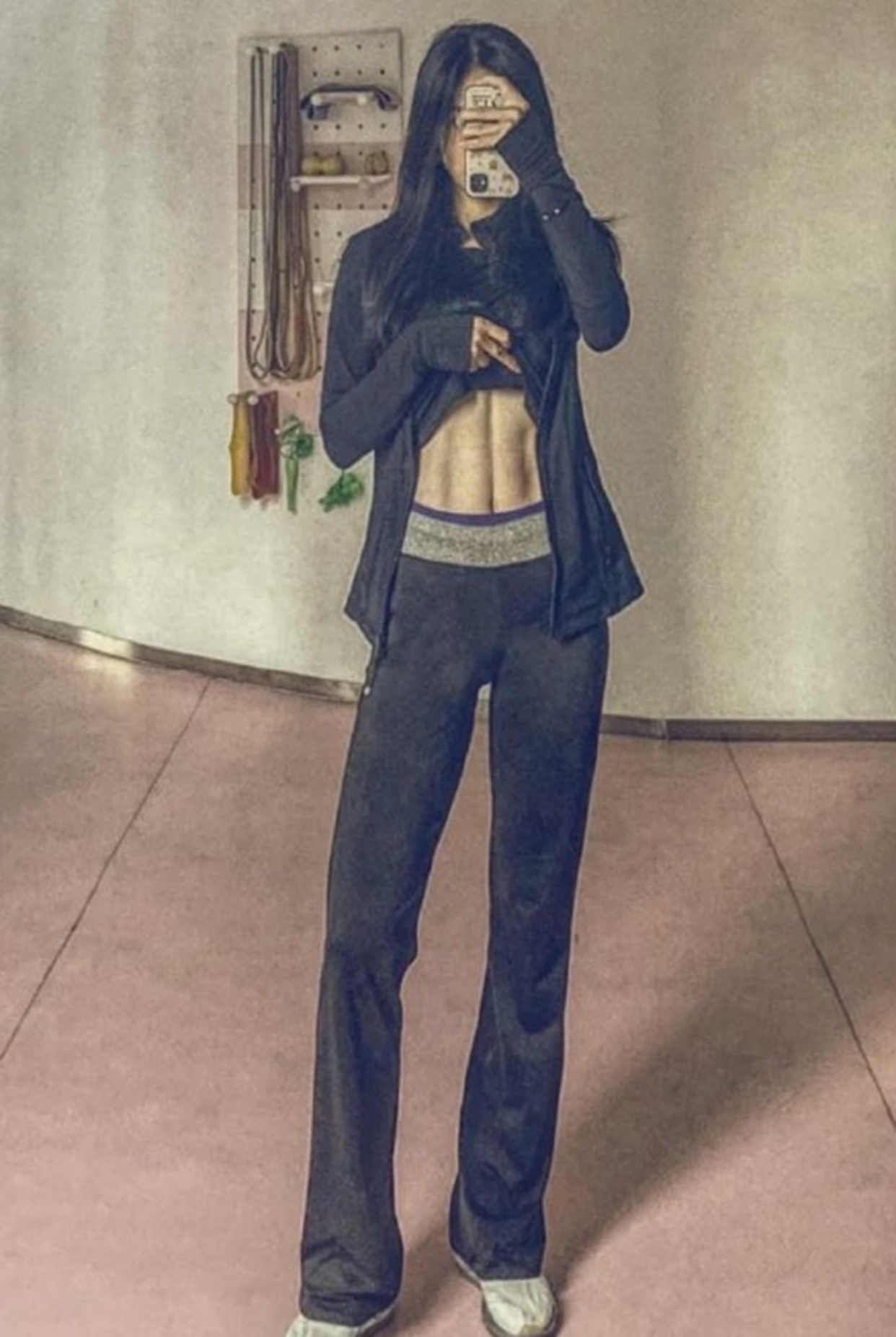 中学美女体育老师因身材走红，两个娃娃的辣妈，网友称想“上课”