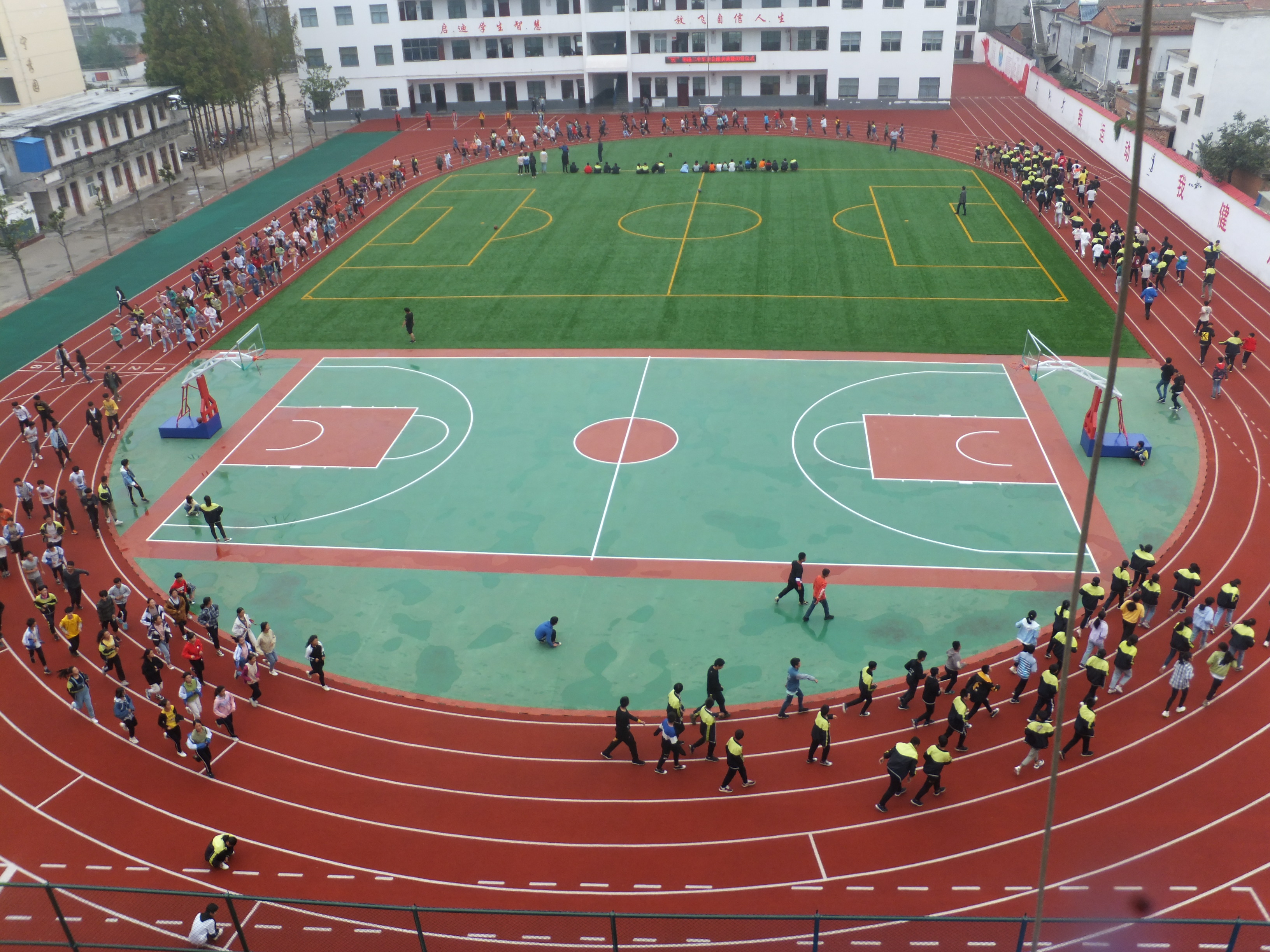 平桥区推进中小*运学**动场标准化建设，塑胶运动场比例达70%