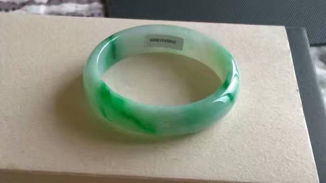极品翡翠黄加绿手镯图片,极品翡翠手镯的鉴别方法
