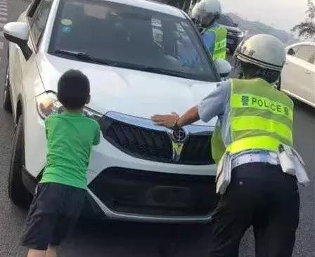 82岁老人中暑晕倒三人相救,80岁老人暑天中暑呕吐