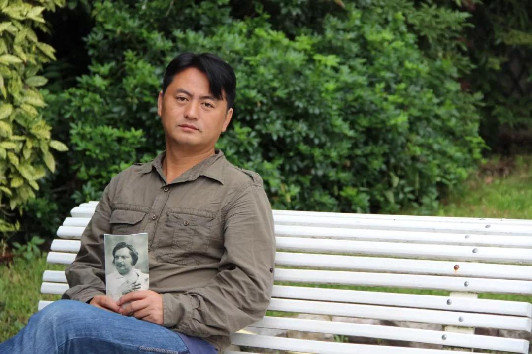 两个男人天天聊天到凌晨两三点,两个男人4小时谈话