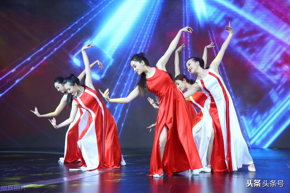 学姐在学弟军训面前跳舞,学弟学妹军训学姐在旁边跳舞