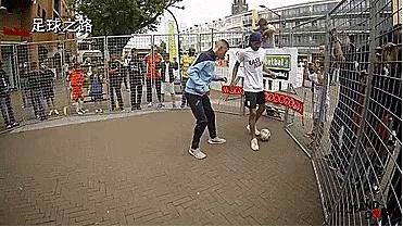 背身花式过人技巧足球,如何练习穿裆过人足球