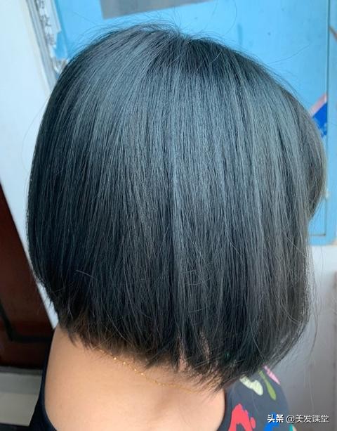 染闷青色怎么染发尾才不会变绿,黑蓝色染发的正确方法和步骤
