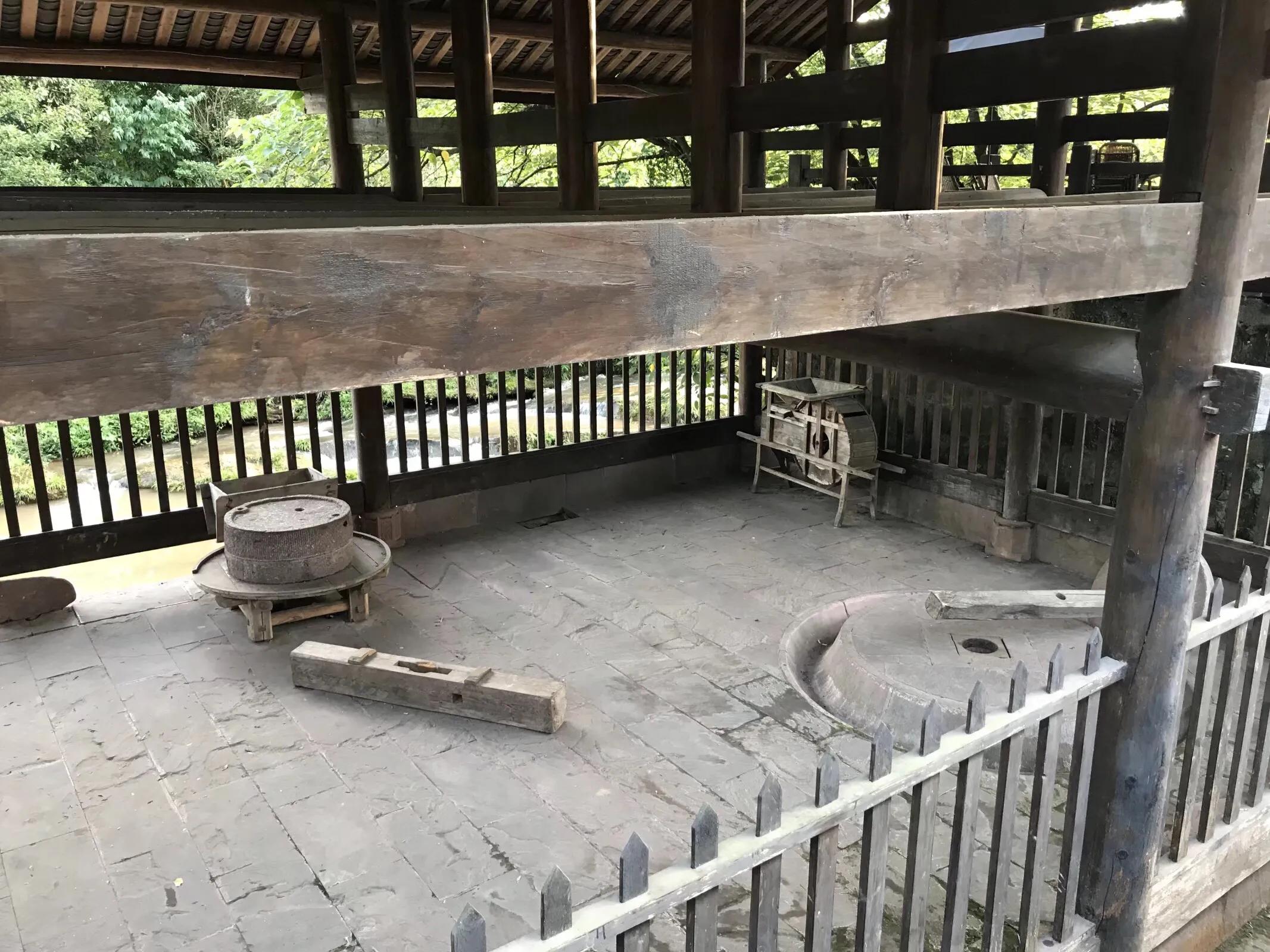 两水夹明镜双桥落彩虹全诗,有山有水不潮湿的避暑胜地