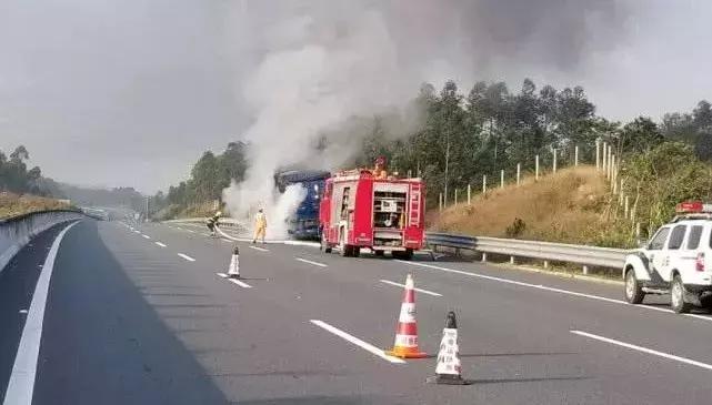 汽车踩刹车时轮胎冒烟损害大吗,汽车轮胎自燃的原因