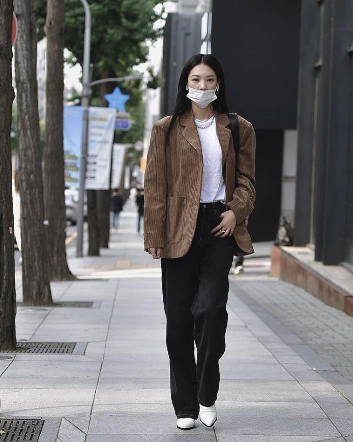 韩国女生ins西装搭配,看韩国美女街拍示范西装搭配