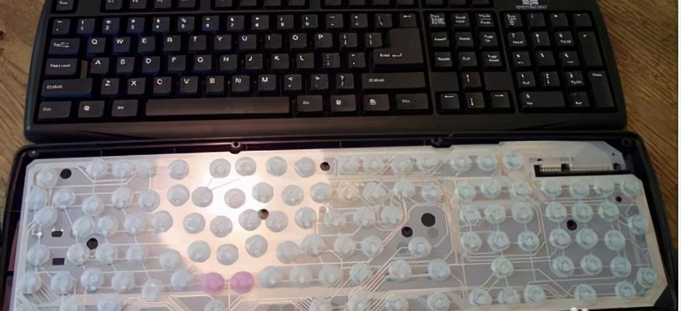 电脑开机后总是重复输入键盘上的一个键怎么办？富德无线教你解决