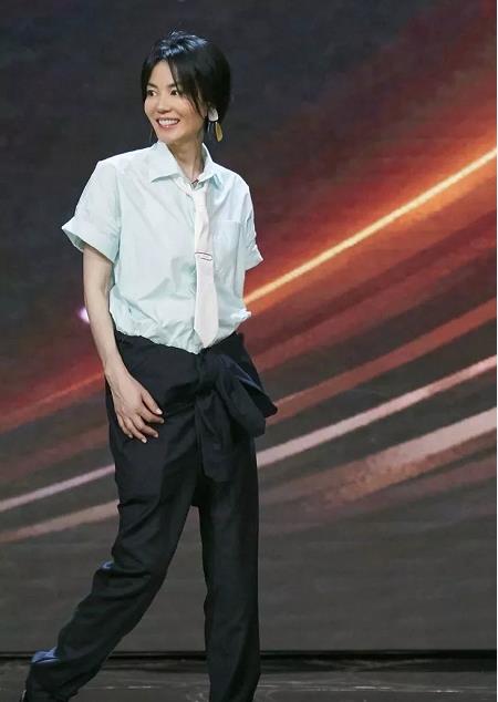 走在时髦前列的情歌天后，如今时尚圈流行的都是她玩剩下的？