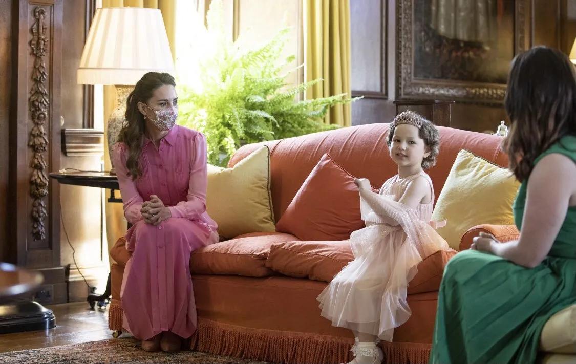 凯特用行动播撒爱，穿粉裙会见白血病女孩，曾经的承诺不曾忘记