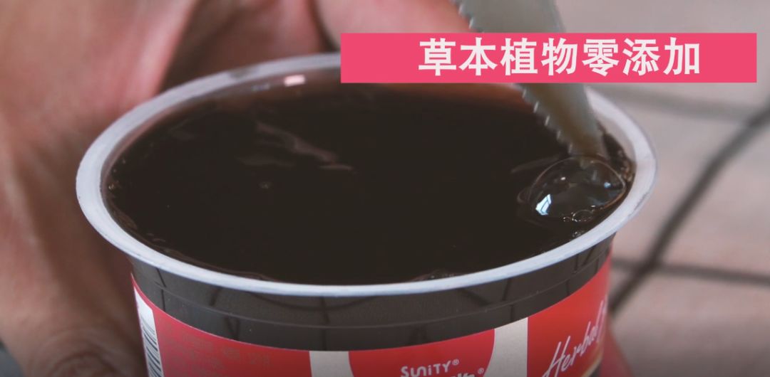 炎炎夏日冰冻爽口的龟苓膏,炎热的夏日来一碗龟苓膏冰凉爽滑