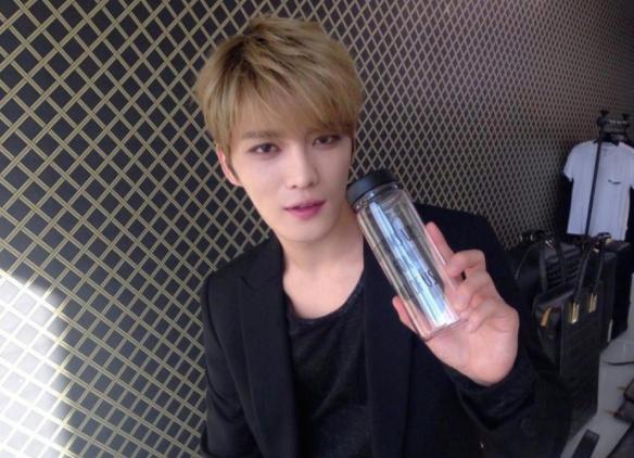 亲吻女童惹非议,赡养两家人身世离奇,韩国出生今却在日本发展?