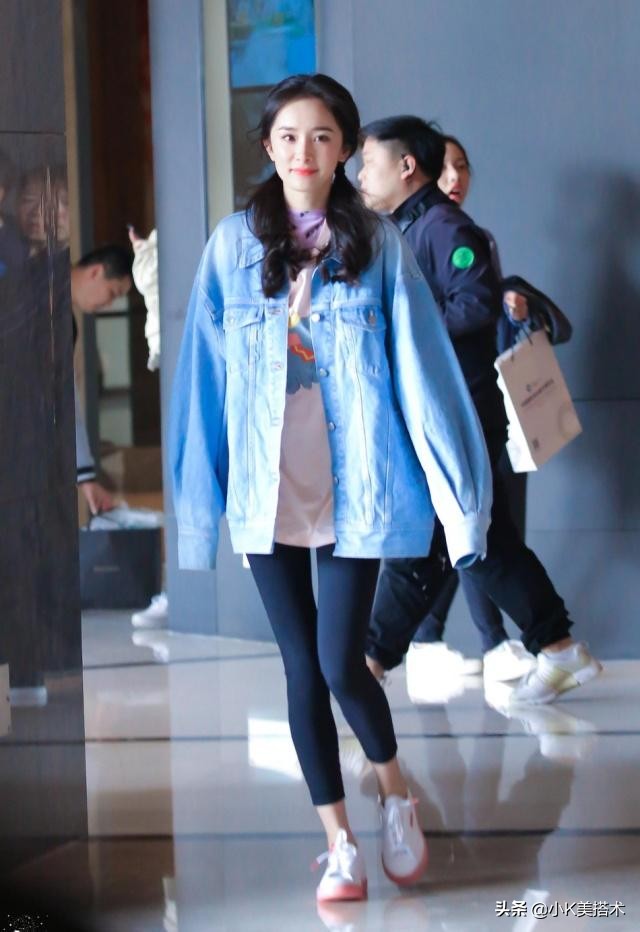 唐艺昕穿绿半身裙机场短袖,杨幂唐艺昕穿衣