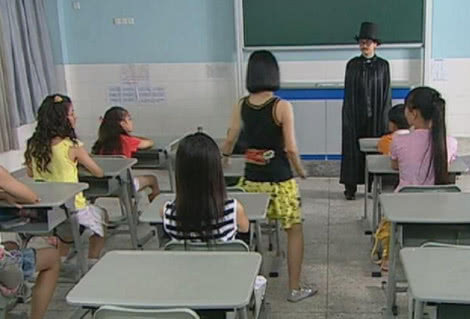 巴啦啦小魔仙小月小蓝交战未成功,巴啦啦小魔仙小月在背后偷袭小蓝